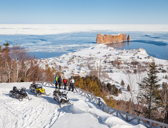 Motoneigistes à Percé en Gaspésie